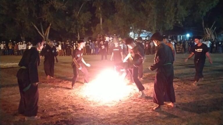 Sepak Bola Api Meriahkan Peringatan Hari Santri Nasional di Sampang