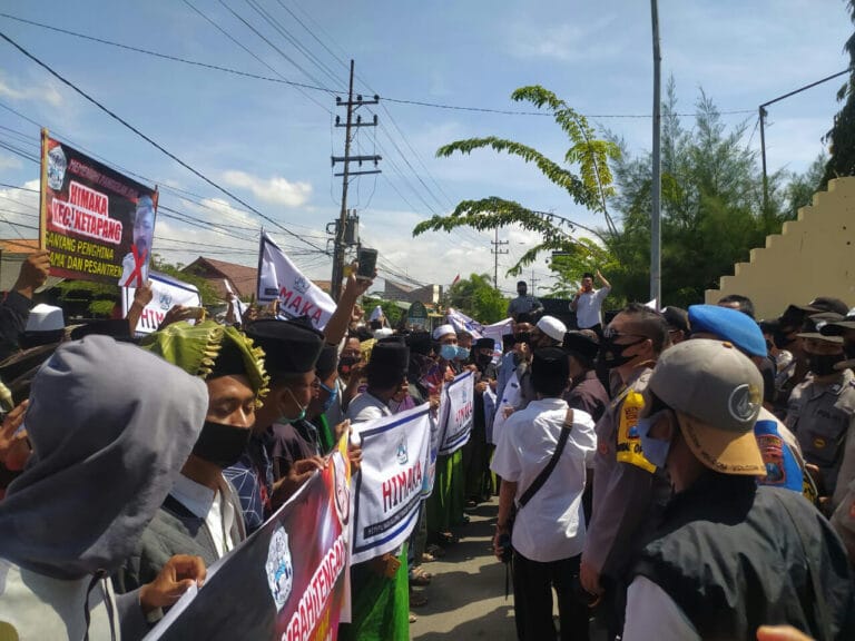 Ratusan masyarakat  Sampang Utara melakukan aksi unjuk rasa di depan Mapolres setempat
