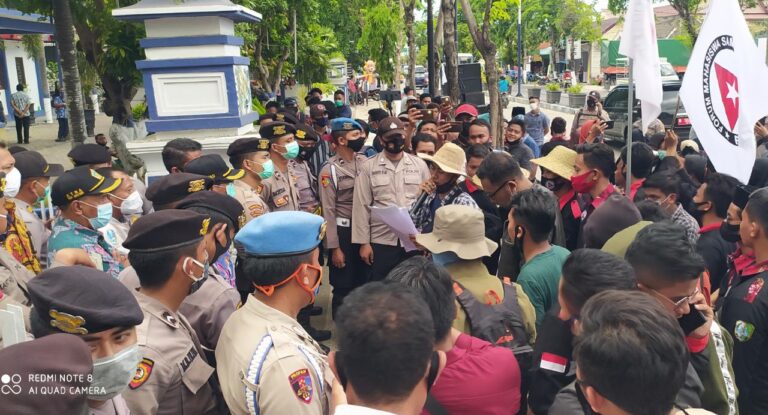 Mewakili Jeritan Petani, Puluhan Anggota Formasa Demo Dispertan Sampang
