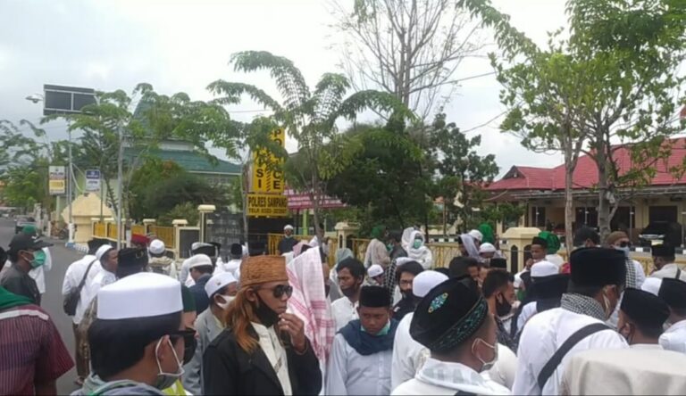 Bela Habib Rizieq Shihab, Simpatisan FPI Sambangi Mapolres Sampang