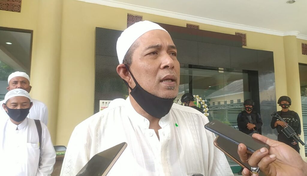 Partisipan Habib Rizieq Shihab Datangi Kantor DPRD Sampang