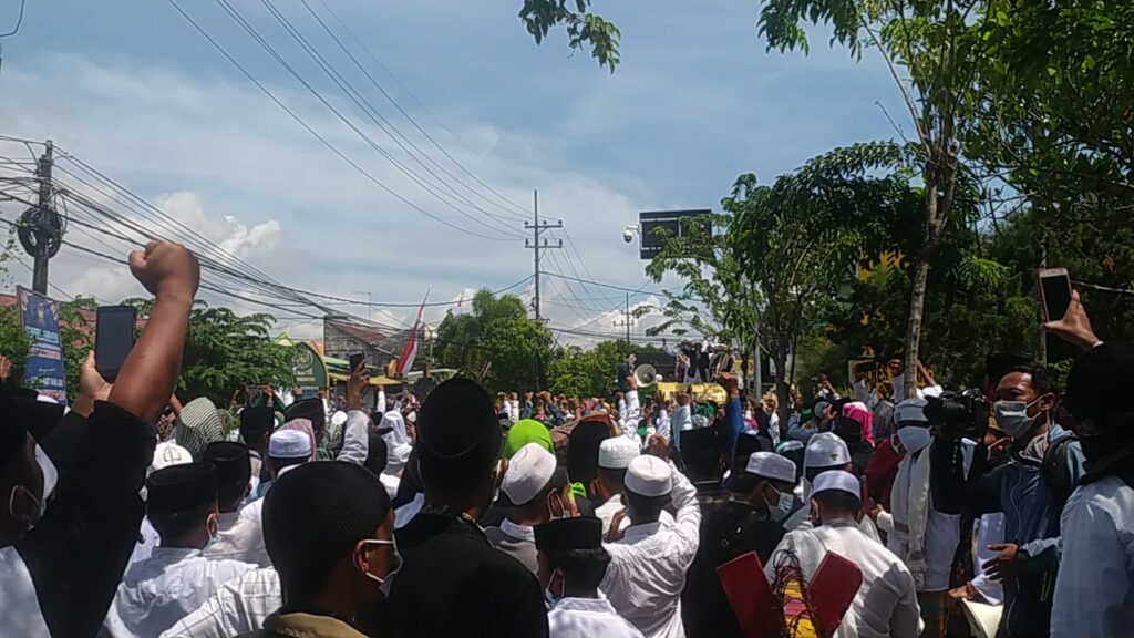 Tuntut Keadilan, Ratusan Massa Pendukung FPI Datangi Mapolres Sampang