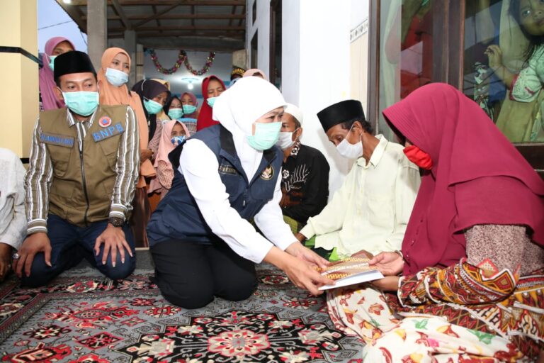 Gubenur Jatim Melayat Ke Rumah Dua Bocah Terseret Arus Sungai – Prajjan Sampang