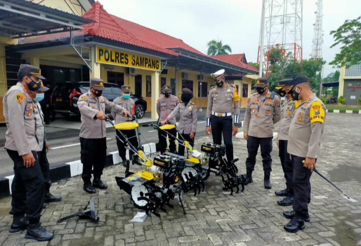 Peduli Kesejahteraan Petani, Kapolres Sampang Serahkan 2 Handtraktor Kepada Polsek Jajaran