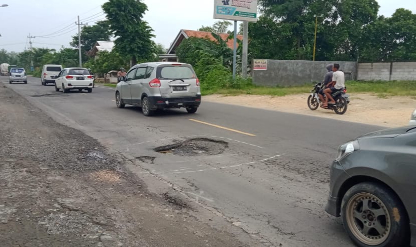 Warga Keluhkan Kerusakan Jalan Provinsi di Sampang - Salsabila FM