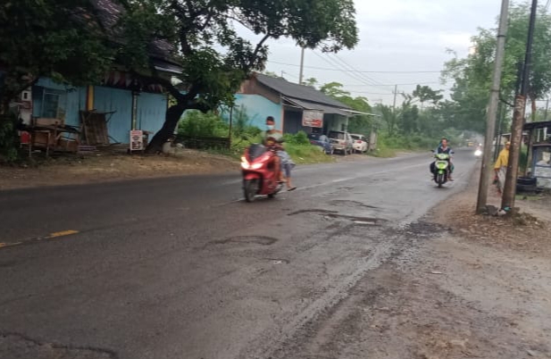 Warga Keluhkan Kerusakan Jalan Provinsi di Sampang - Salsabila FM