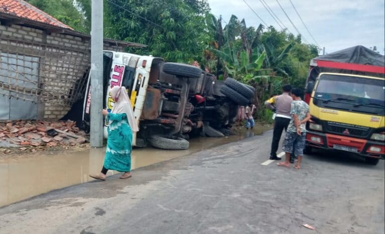 Truk Terguling Timpa Rumah Warga, Akses Jalan Sampang Ketapang Terganggu