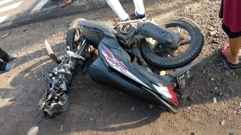 Kecelakan Lalulintas Terjadi di Depan Kantor Kecamatan Jrengik Sampang – Breaking News