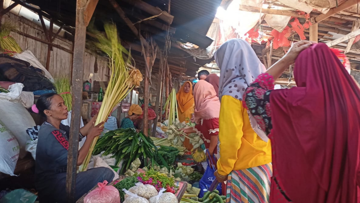 Lebaran Ketupat, Penjual Janur Kelapa di Sampang Raup Berkah