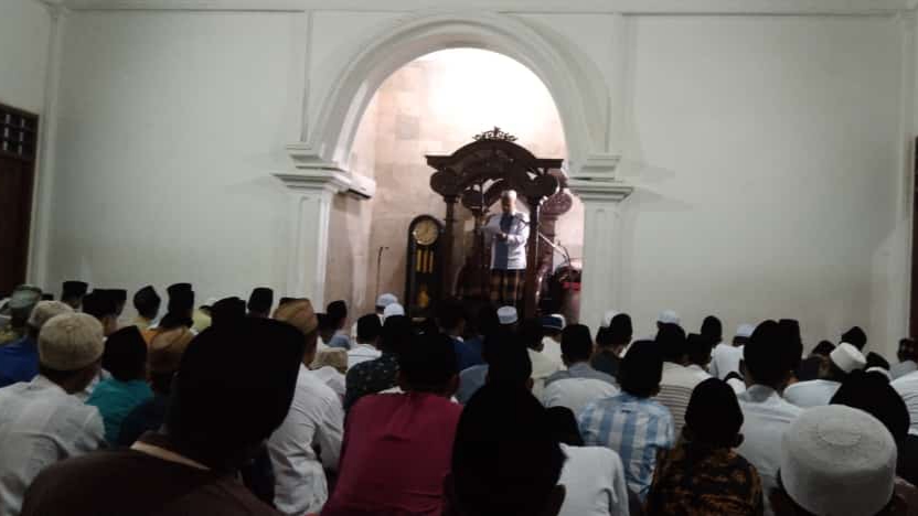 Ratusan Santri Pondok Pesantren Assirojiyyah Sampang Tunaikan Sholat Gerhana Bulan