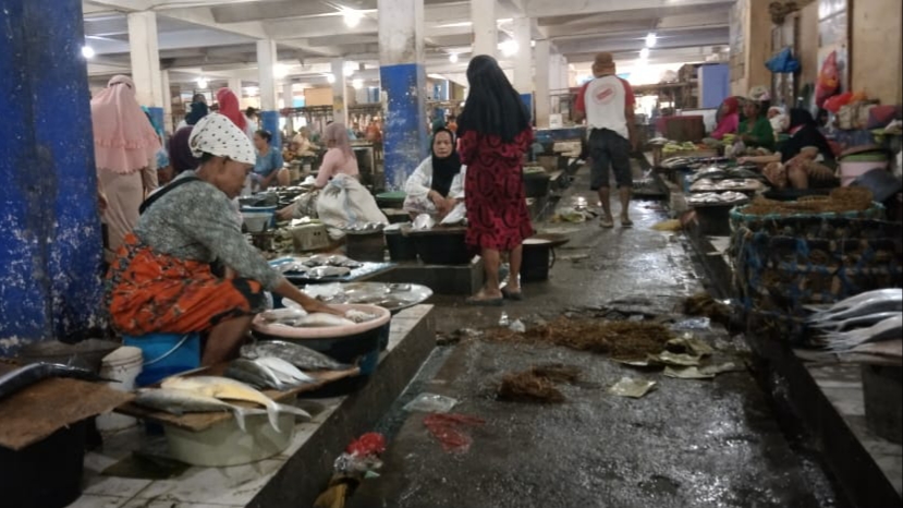 Nelayan Enggan Melaut, Harga Ikan di Pasar Srimangunan Sampang Naik Hingga 30 Persen