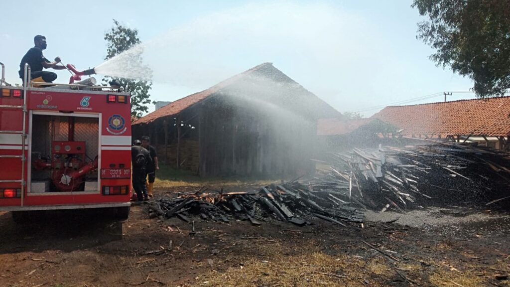 Tempat Pemotongan Kayu di Ketapang Sampang Hangus Terbakar