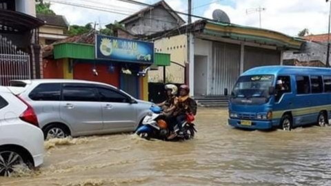 Blega Banjir Genangi Jalan Nasional Hingga Pemukiman Warga