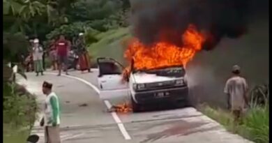 Akibat Korsleting Mesin, Mobil Ketua Ranting NU Desa Somber Sampang Rusak Terbakar