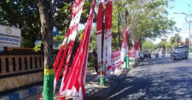 Jelang Hari Kemerdekaan, Pejual Bendera Padati Trotoar Jalan Kota Bahari