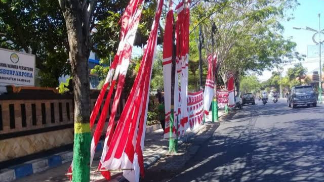 Jelang Hari Kemerdekaan, Pejual Bendera Padati Trotoar Jalan Kota Bahari