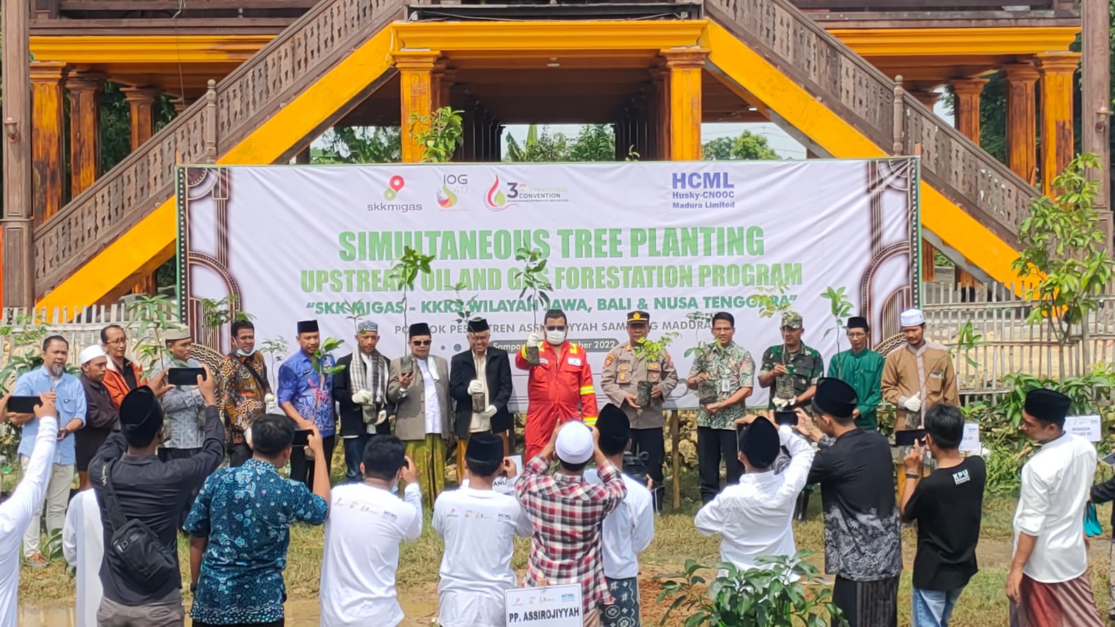 Peduli Pesantren, SKK Migas-KKKS Jabanusa Berikan Ratusan Bibit Pohon Produktif