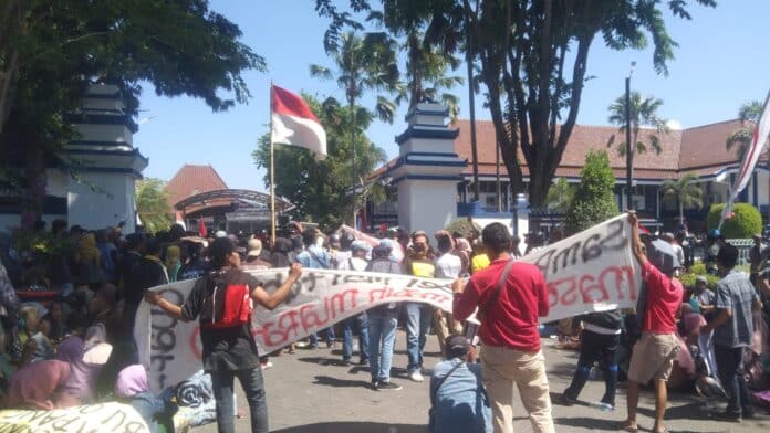 Aksi Unjuk Rasa Sempat Ricuh, Relokasi Pedagang Pasar Srimangunan Ditunda