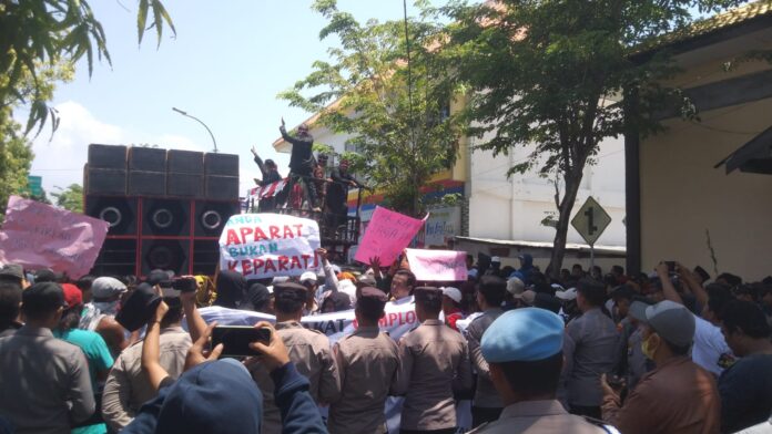 Ratusan Massa Menggelar Aksi Demonstrasi di Depan Mapolres Sampang