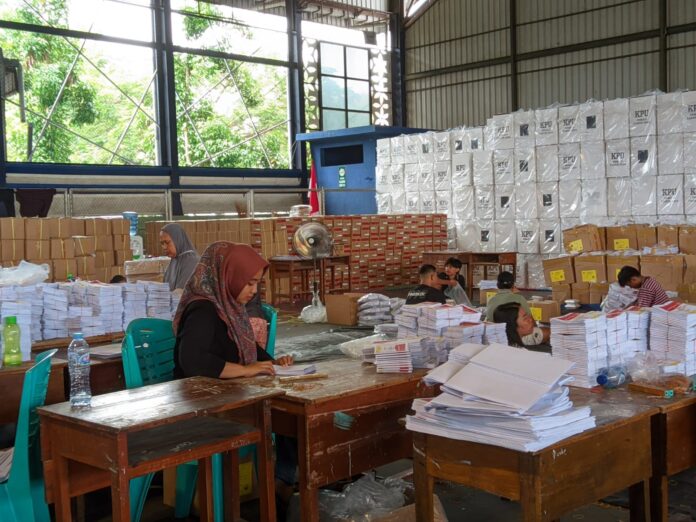 Bawaslu Sampang Ketat Awasi Sortir-Lipat Surat Suara Pemilu