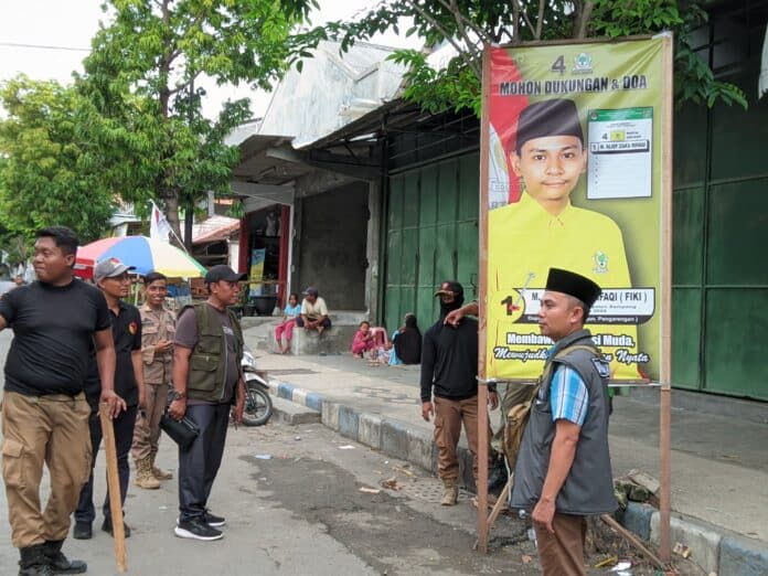 Salahi Aturan, Bawaslu Sampang Turunkan Paksa Ratusan APK Caleg dan Partai