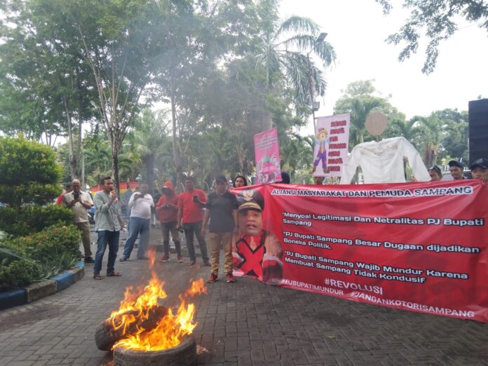 Demo Ampas Pertanyakan Netralitas dan Legitimasi PJ Bupati Sampang 