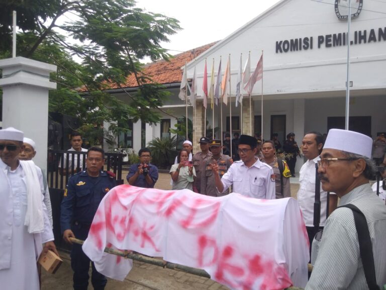 Sambut Baik Aspirasi Pendemo, KPU Sampang: Akan Kami Jadikan Bahan Evaluasi 
