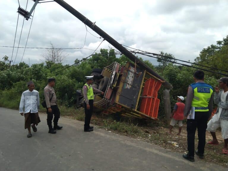 Tabrak Tiang listrik, Truk Muatan Ayam Terguling di Jalan Raya Kedungdung Sampang
