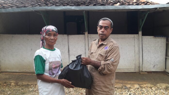 AJS dan IJTI Madura Bagikan Sembako ke Warga Kurang Mampu