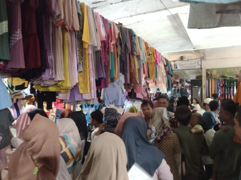 Jelang Lebaran, Pasar Srimangunan Sampang Dipadati Warga Sejak Pagi