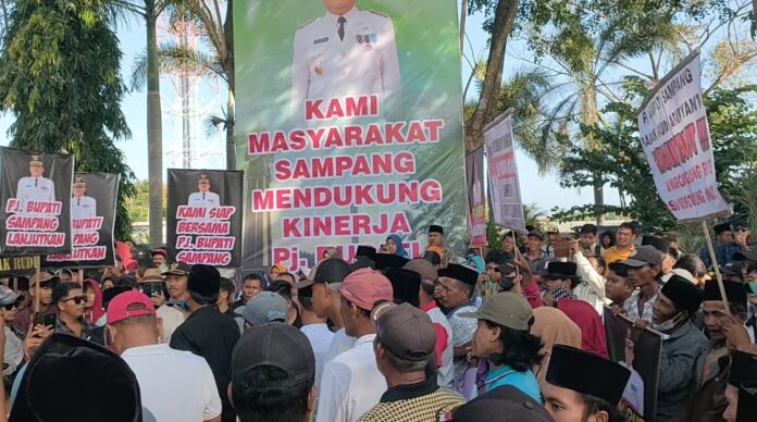 Ribuan Massa Perisai Dukung Pj Bupati Sampang Evaluasi Kinerja Pj Kades