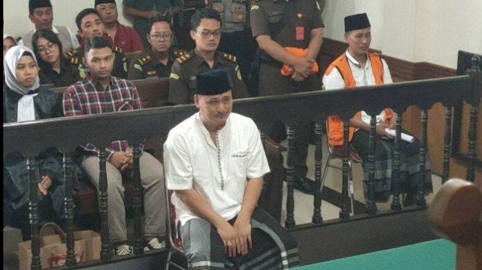 Sidang Perdana Carok Bangkalan, Hasan dan Wardi Didampingi 14 Pengacara