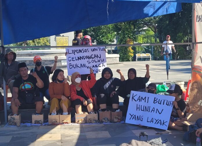 Protes Pemerintah, Warga Gusuran Rusunawa Gunungsari Surabaya Lakukan Aksi Cor Kaki