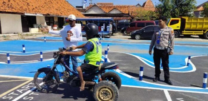Sambut HUT Bhayangkara ke - 78, Polres Sampang Berikan Pelayanan Khusus buat Disabilitas