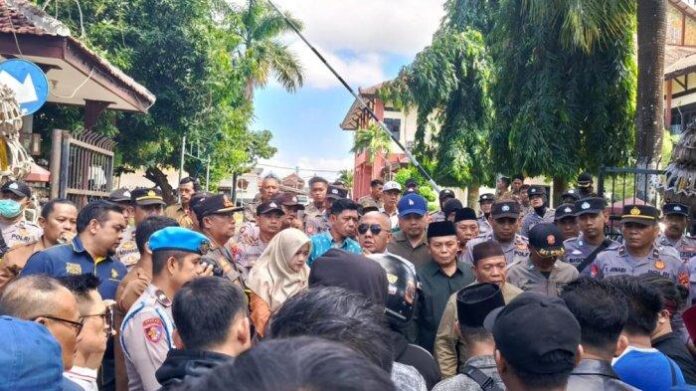 Ratusan Massa di Sumenep Unjuk Rasa, Usut Tanah Terminal Arya Wiraraja