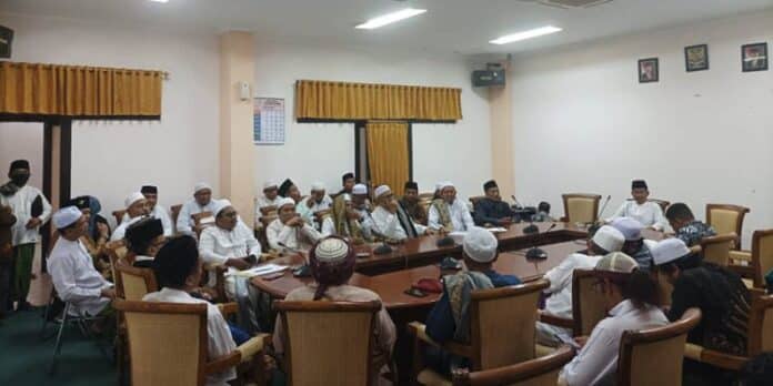 Datangi DPRD, Ulama dan Habaib Desak Pemkab Sampang Tutup Kafe Lorensia