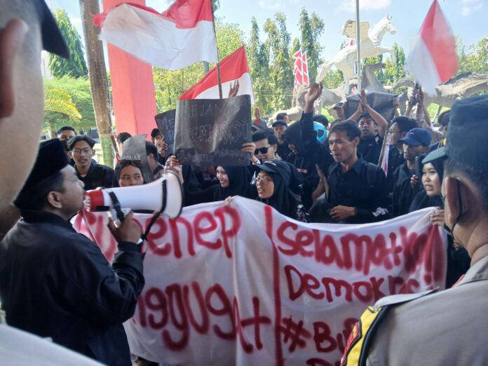 Demo Gedung DPRD Sumenep, Mahasiswa Tuntut Janji Politik