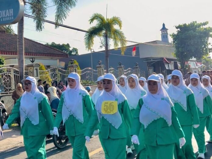 Juara 1 Lomba Gerak Jalan, Kado PAC Fatayat NU Banyuates di Hari Kemerdekaan