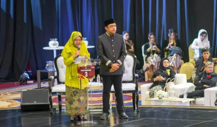 Risma-Gus Hans Tawarkan 'Jatim Resik' di Debat Perdana Pilgub Jatim