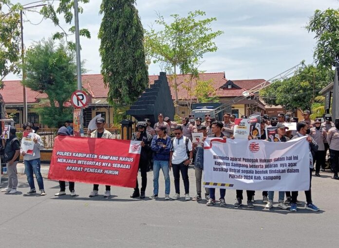 Mahasiswa Demo Tuntut Netralitas Polri di Pilbup Sampang 2024