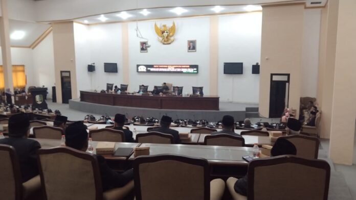 DPRD Sampang Laksanakan Paripurna Nota Penjelasan Raperda APBD TA 2025