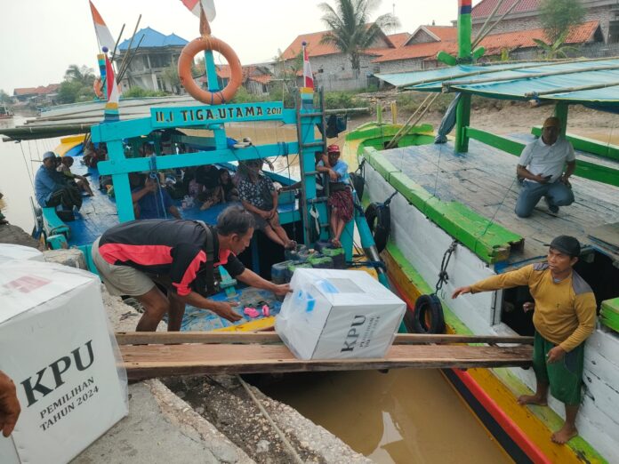 13 Personel Kawal Pengiriman Logistik Pilkada ke Pulau Mandangin