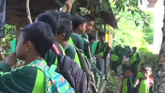 Sekolah Disegel, Siswa SDN Buddan 2 Bangkalan Terlantar