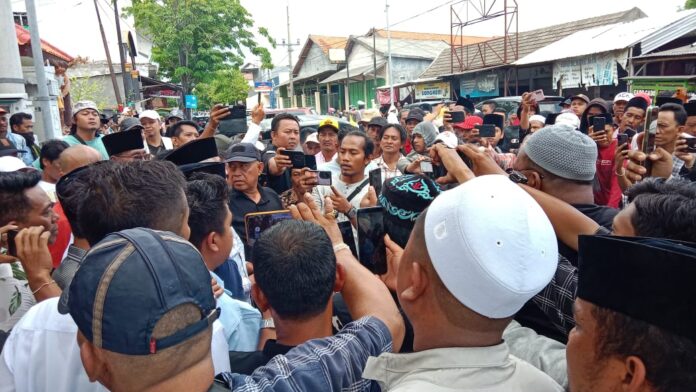 Kawal Perolehan Suara, Ratusan Massa Datangi Kantor KPU dan Bawaslu Sampang