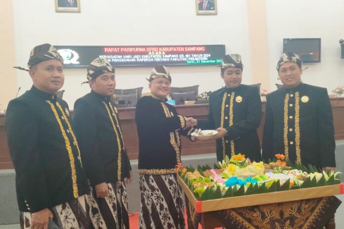 Menarik, Sidang Paripurna Harjad Sampang ke 401 Pakai Baju Adat dan Bahasa Madura