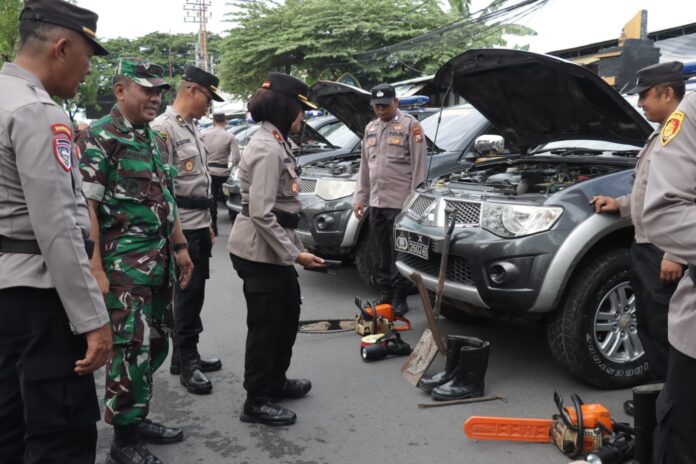 Antisipasi Bencana Hidrometeorologi, Polres Sampang Cek Personel dan Peralatan