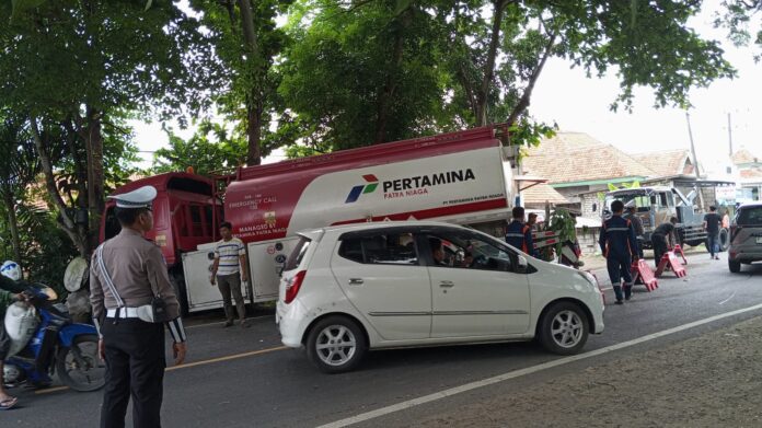 Laka di Jalan Raya Pliyang Sampang, Libatkan Bus dan Truk Pertamina