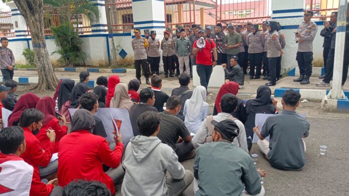 Mahasiswa GMNI Sampang Demo Tolak Kenaikan PPN 12 Persen