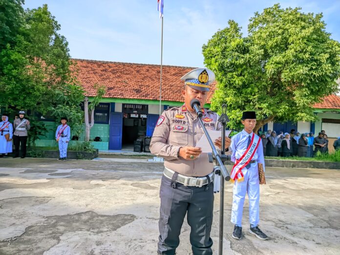 Police Goes To School, Satlantas Polres Sampang Ajak Pelajar Patuhi Lalu Lintas