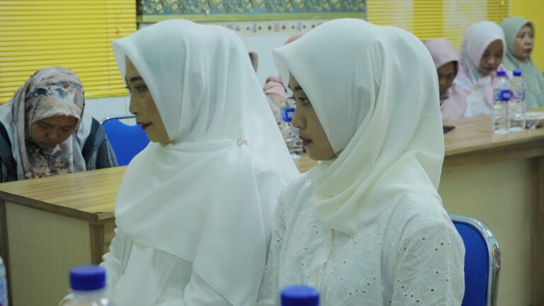 Ucap Syahadat di Kantor PCNU Sampang, Anak dan Ibu Masuk Islam
